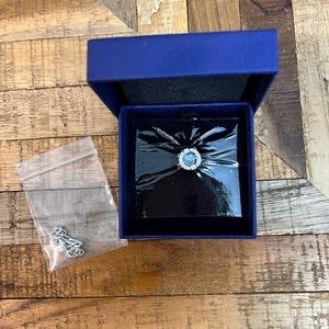 Swarovski sparkling dance necklace. Round cut, blue.